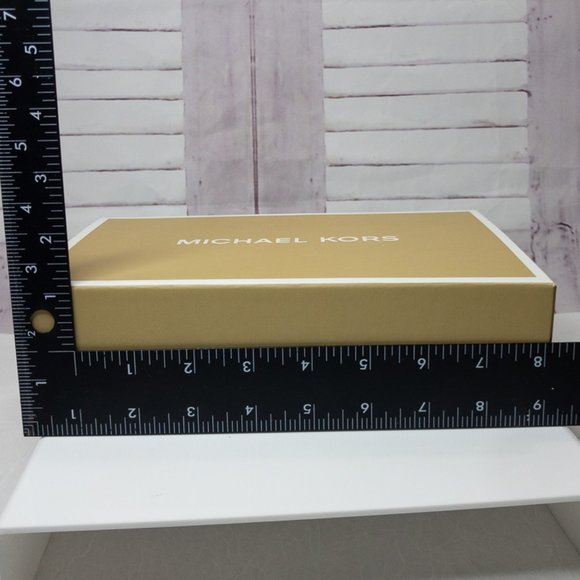 MICHAEL KORS GIFT BOX 9" x 6" x 3" - Picture 2 of 4